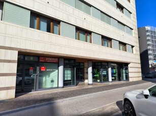 Negozio in Affitto a Pordenone, zona Semicentro, 1'500€, 170 m²