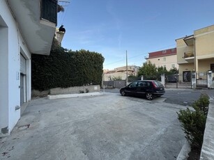 Negozio in Vendita a Catanzaro, zona Fortuna, 85'000€, 100 m²