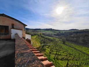 Nella campagna di San Gimignano, fabbricato agricolo indipendente con possibilità di essere tras...