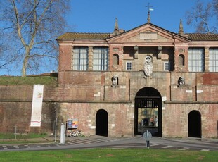 Palazzina commerciale in affitto a Lucca