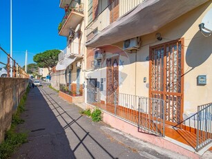 Quadrilocale in Vendita a Catania, zona Cibali, 85'000€, 100 m²
