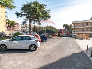 Quadrilocale in Vendita a Catania, zona Via Palermo - Nesima, 135'000€, 115 m²