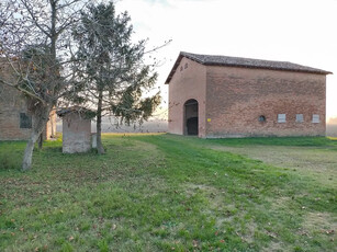 Rustico / casale da ristrutturare con giardino privato di mq. 1000