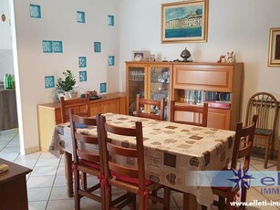 Trilocale in Vendita a Massa, zona Marina di Massa, 200'000€, 73 m², arredato