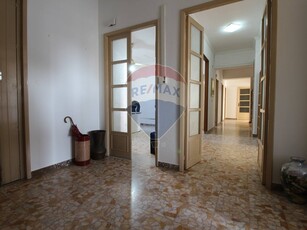 Ufficio in Affitto a Catania, zona Tribunale, 1'000€, 170 m²