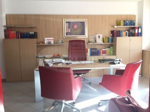 Ufficio in Vendita a Avellino, zona Valle, 99'000€, 160 m²