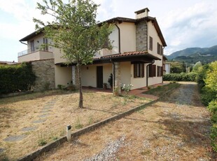 Villa bifamiliare in vendita a Capannori