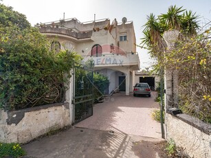 Villa bifamiliare in Vendita a Catania, zona Province, 68'000€, 135 m²