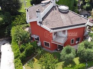 VILLA CON GARAGE E GIARDINO!!!!