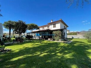 Villa in buono stato di 300 mq. a Marina Di Carrara
