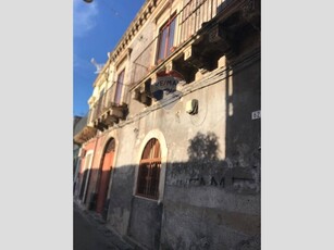 Villa in Vendita a Catania, zona Borgo, 275'000€, 260 m²