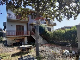 Villa in Vendita a Catania, zona Gioieni, 415'000€, 310 m²