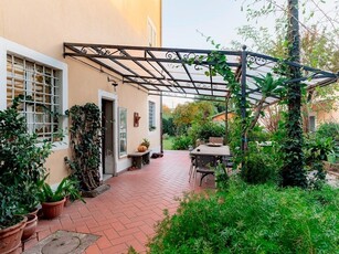 Villa in Vendita a Lucca, zona Picciorana, 900'000€, 375 m²