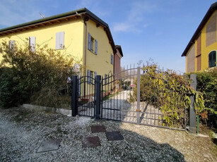Villetta a schiera in ottime condizioni con giardino privato di mq. 2500 e con garage