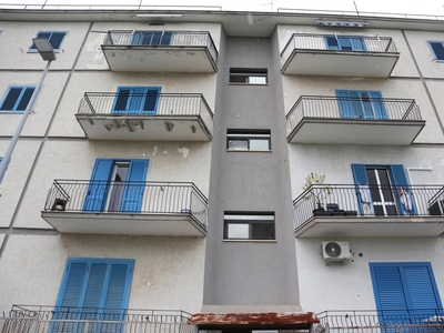 Appartamento di 4 vani /110 mq a Bari - San Paolo