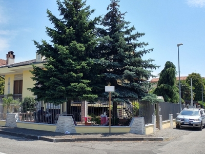 Villa con giardino a Parabiago