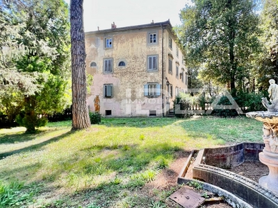 Villa con terrazzo in via di retaio, Capannori