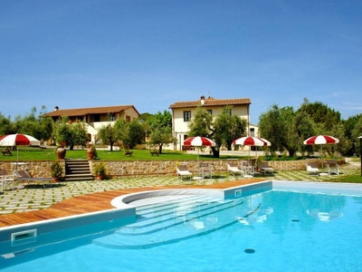 Affascinante casa con piscina, terrazza e barbecue + vista panoramica