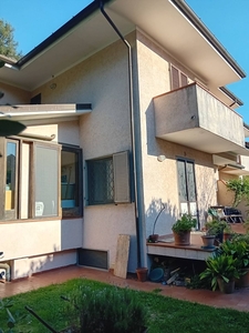 Casa semi indipendente in vendita a Pietrasanta Lucca Valdicastello Carducci