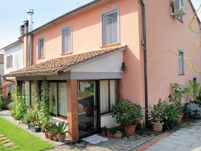 Confortevole casa a Capannori con barbecue, terrazza e piscina