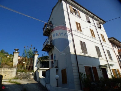 Appartamento in Vendita in Via Carriona 101 a Carrara