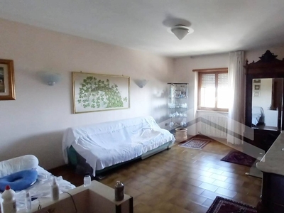 Appartamento in Via Puglia, Campobasso, 5 locali, 2 bagni, con box