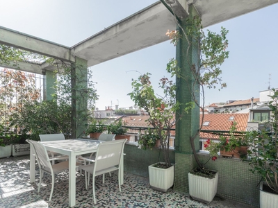 Immobile di prestigio 9 locali di 132 m² a Milano