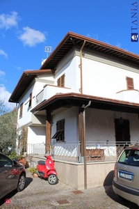 Casa Bi/Trifamiliare in Vendita in Via Giosuè Carducci a Carrara