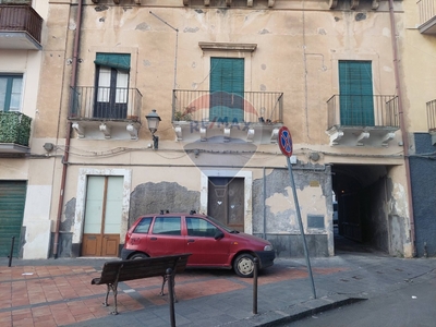 Casa indipendente in Piazza Martiri D'ungheria (Piazza Gilio), Paternò