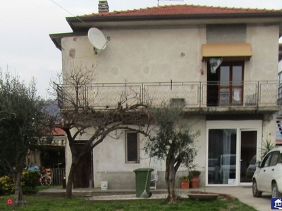 Casa indipendente in Vendita in Viale Monzoni 21 a Carrara