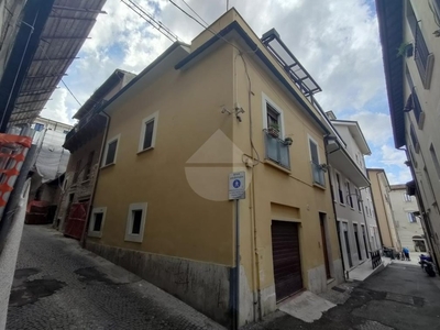 Casa indipendente in VIA DEI SALI, L'Aquila, 5 locali, 2 bagni, 140 m²