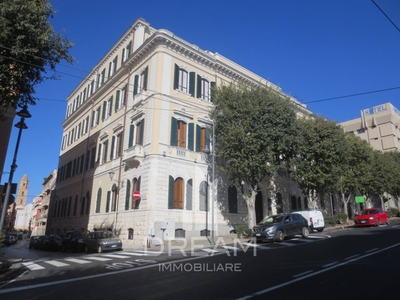 Fondo commerciale in affitto Cagliari