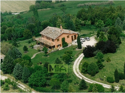 Rustico a Macerata, 7 locali, 2 bagni, giardino privato, 300 m²