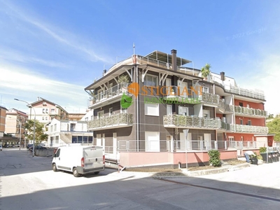 Trilocale in Via Montegrappa, Campobasso, 1 bagno, 85 m², ascensore