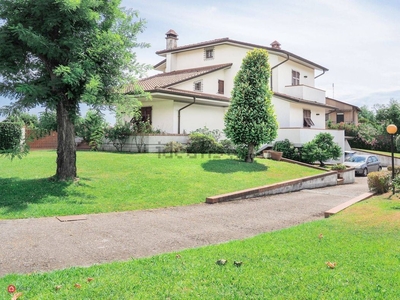 Villa in Vendita in Via Giovanni Pascoli a Carrara