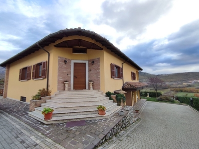 Villa singola in Via Cerri, L'Aquila, 8 locali, 3 bagni, con box