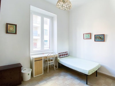 Luminosa camera in affitto in appartamento con 3 camere da letto a Trieste, Roma