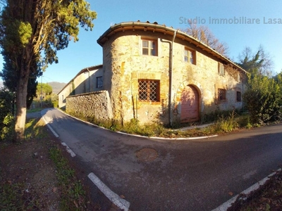 stabile intero in vendita a Camaiore