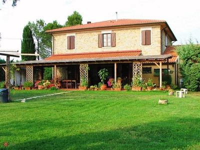 Villa in Vendita in Via IV Novembre a Monteverdi Marittimo