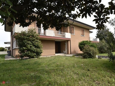 Villa in Vendita in Via Trasaghis a Rosà