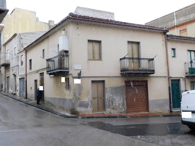 Casa singola in Via Catania in zona Via Don Bosco,via Gabara,zona Calvario a San Cataldo