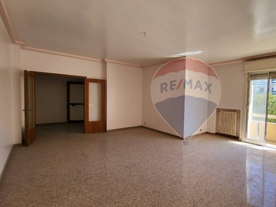 Appartamento a Ragusa, 6 locali, 2 bagni, con box, 163 m², 2° piano