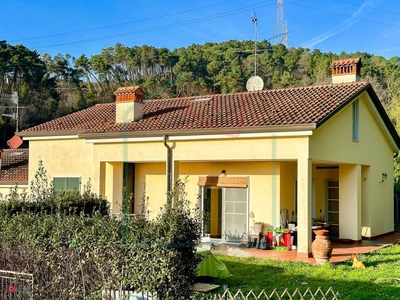 Casa Bi/Trifamiliare in Vendita in Via Turì 1 a Sarzana