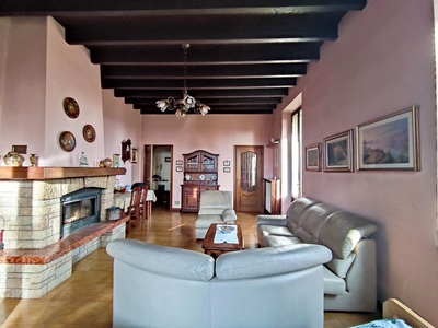 Villa bifamiliare in vendita a Bregnano Como