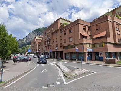 Locale commerciale in affitto a Lecco
