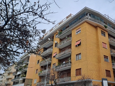 Quadrilocale in Via Giacinto Carini, Roma, 3 bagni, 173 m², 1° piano