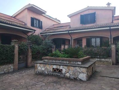 Villa a schiera in Via Casal Bianco, Guidonia Montecelio, 4 locali