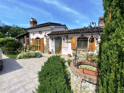 Villa con giardino in via paternino 33, Sarzana