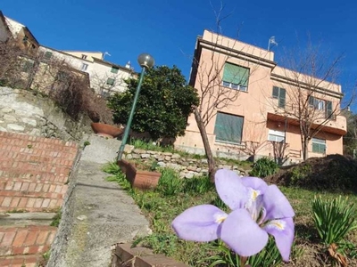 Villetta bifamiliare a La Spezia, 5 locali, 1 bagno, giardino privato