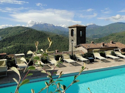 Costola, piscina privata, vista sulle montagne mozzafiato. Perfetto per gruppi.
